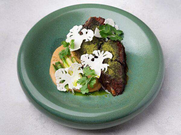 Red wall - Телячьи щечки, пармантье из капусты и зеленая спаржа