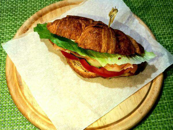 Кафе-кондитерская Прага - Круассан-сэндвич с ростбифом