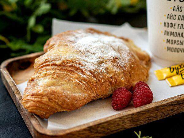 Пекарня Буханка - Круассан с малиной и заварным с кремом
