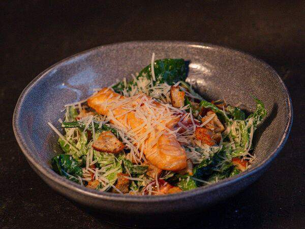 Между нами булочками - New Цезарь с лососем