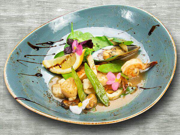 Лаврушка - Теплый салат с морепродуктами