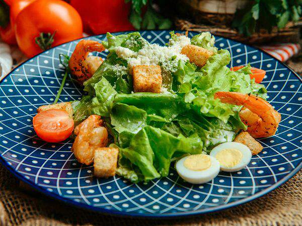 Hurma - Цезарь с креветками и пармезаном