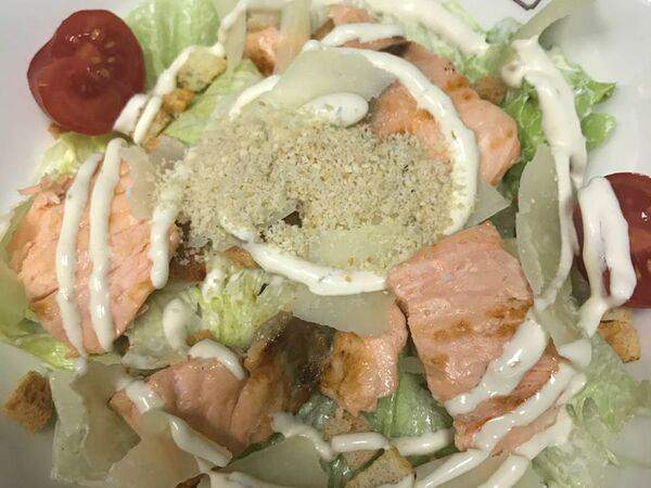 Сохо - Салат Цезарь с лососем жареным на гриле