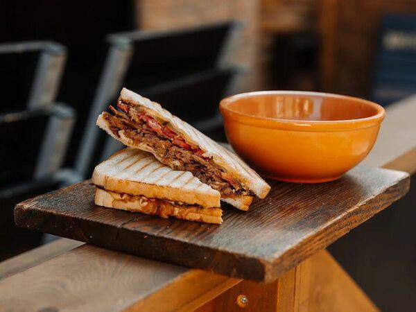 Паб 13 - Американский сэндвич с рваной говядиной и бульоном