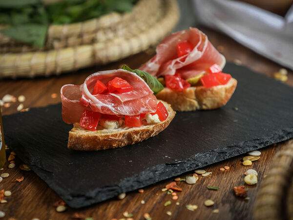 Philosophia Life - Брускетта с пармской ветчиной