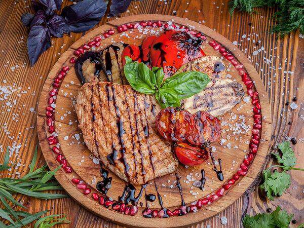 Трапеза - Стейк из индейки с овощами на гриле