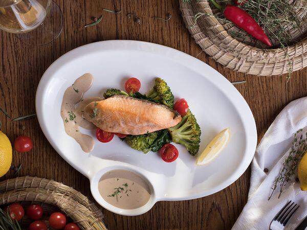 Philosophia Life - Стейк лосося со шпинатом и брокколи