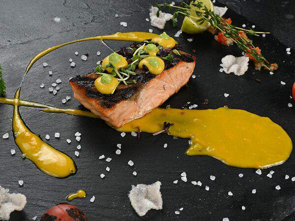 Кайфын - Стейк лосося с тапенадом и апельсиновым мисо