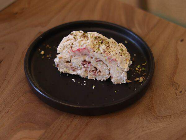 Garderob - Меренговый рулет с малиной и фисташками