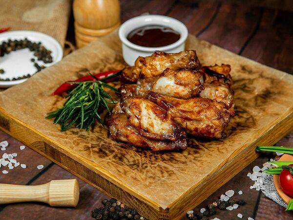 Liga Pub - Крылья BBQ с соусом блю чиз