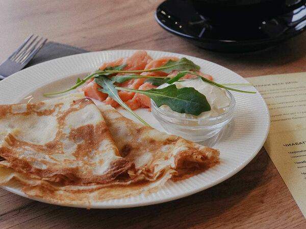 Yummy coffee shop - Блины с семгой и творожным сыром