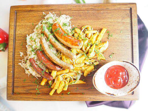 Вилла Подлипки - Немецкие колбаски с жареным картофелем и кислой капустой