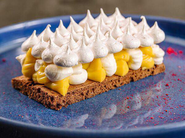 12 - Шоколадный десерт с кремом из манго и меренгой