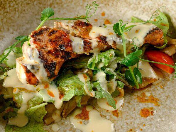 Лель - Куриная грудка гриль на листьях салата с обжаренными вешенками и томатами