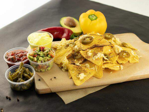 Горячий мексиканец - Чипсы Начос с соусом чеддер, сальсой и гуакамоле