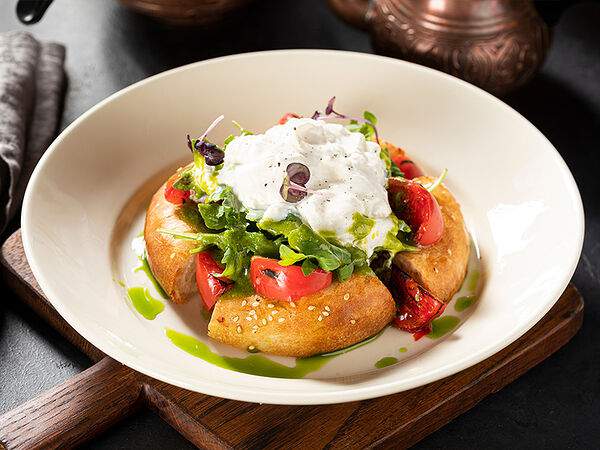 Чайхона №1 Тимура Ланского - Салат с сыром straccino, печеными помидорами, гренками