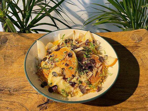 Wild Coffee & Food - Панкейки с грушей и сыром горгонзола