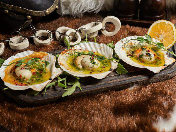 Викинги - Гребешки с икрой в раковине, запеченные с балтийским сливочным маслом, петрушкой и чесноком