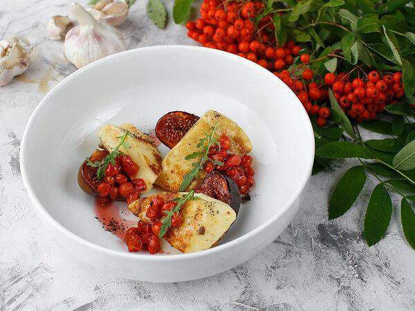 Инжир - Сыр Халуми жареный с медовым инжиром и рябиной фламбе