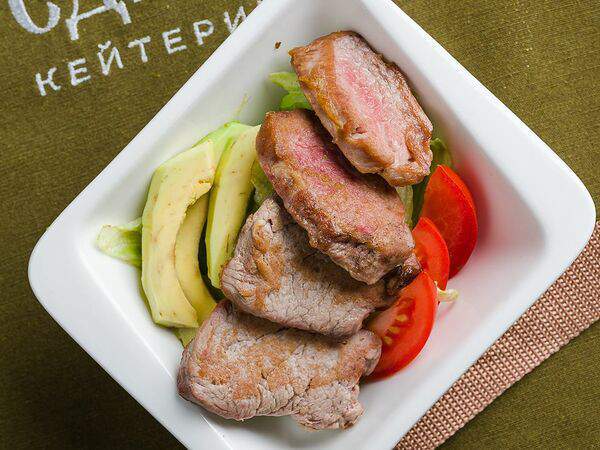 Хотим-едим - Салат с индейкой гриль и авокадо