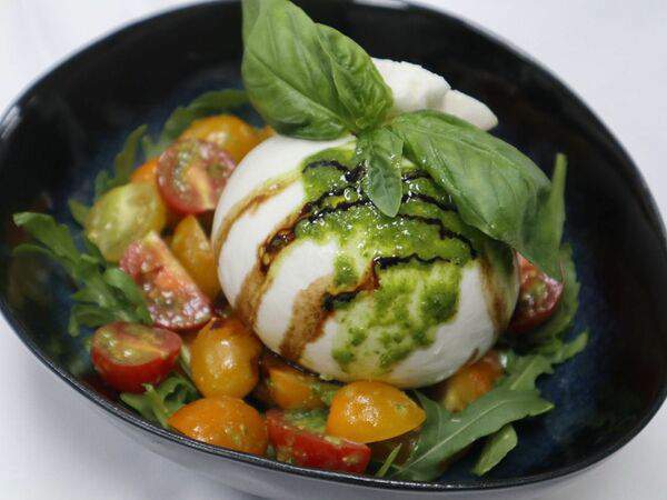 Салтанат сарайы - Салат с томатами и сливочным Буррата