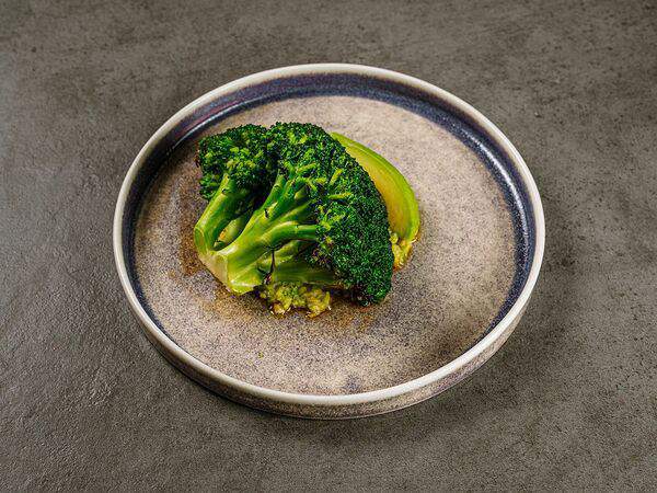 12 - Брокколи с гуакомоле и авокадо