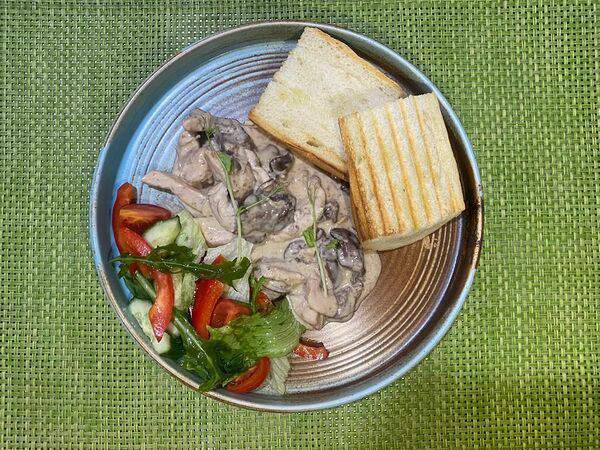 Кафе-кондитерская Прага - Рагу из цыпленка с куриной печенью и соусом из белых грибов