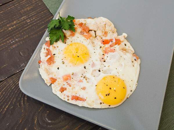 Freshfood - Яичница с куриной грудкой и помидорами