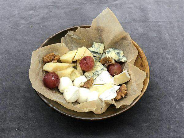 Пармезани Посыпали - Сырная тарелка