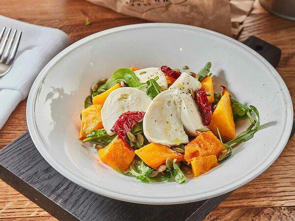 Сыроварня - Салат с тыквой из печи и Моцареллой