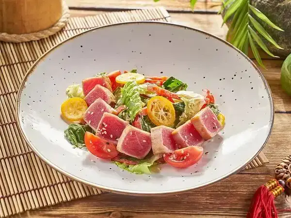 OmNomNom - Салат с опалённым тунцом