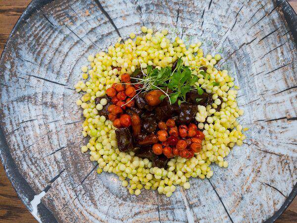 Столица деревень - Рагу из косули с жемчужной крупой и моченой рябиной