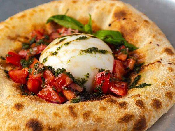 Matamata - Фокачча с розовыми томатами и бурратой