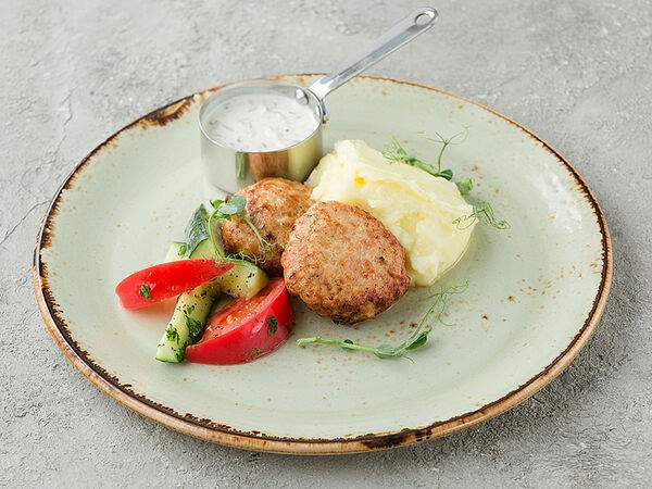 Craft Brew Cafe - Куриные котлеты с картофельным пюре