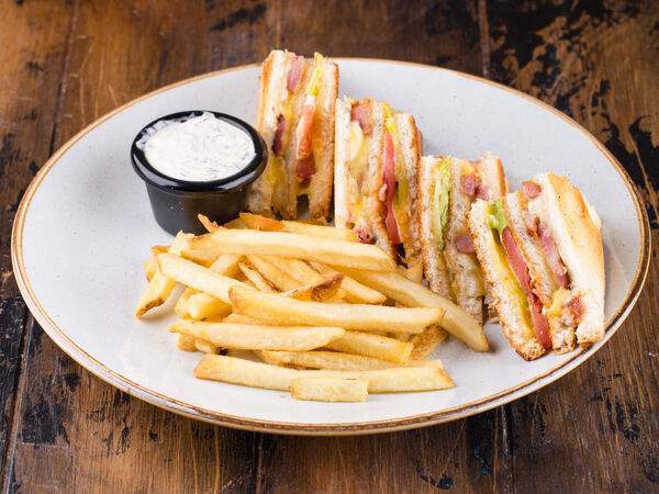 Бургерная лавка Краснодарский парень - Клаб-сэндвич с курицей и беконом