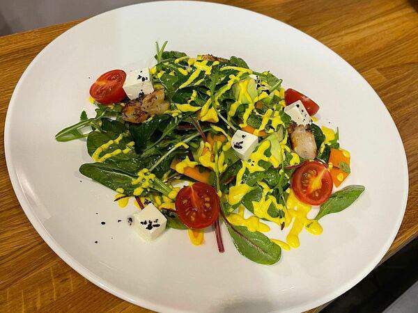 Рыбы бы - Зеленый салат с креветками, авокадо и спелой тыквой