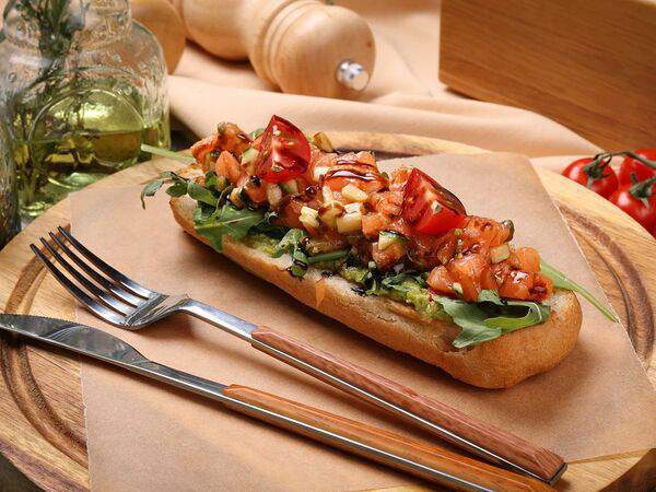 Caffe la vita - Брускетта с тартаром из лосося, авокадо и руколой