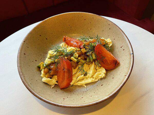 Гурмерия De Paris - Скрембл с лососем, авокадо и соусом унаги