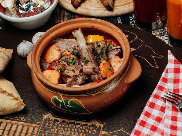 BeerHouse - Конина, тушенная с овощами в горшочке