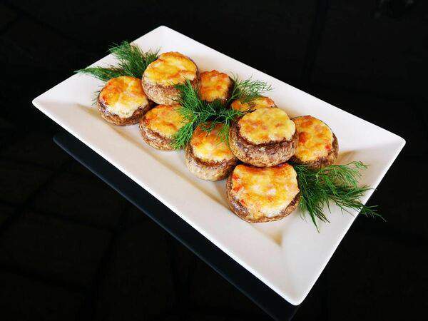 Донжон - Шампиньоны, фаршированные муссом ветчина-сыр