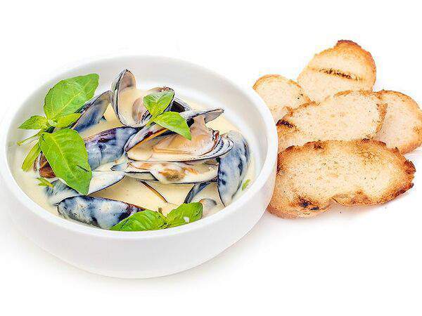 Жемчужина - Мидии в сливочно-сырном соусе с багетом