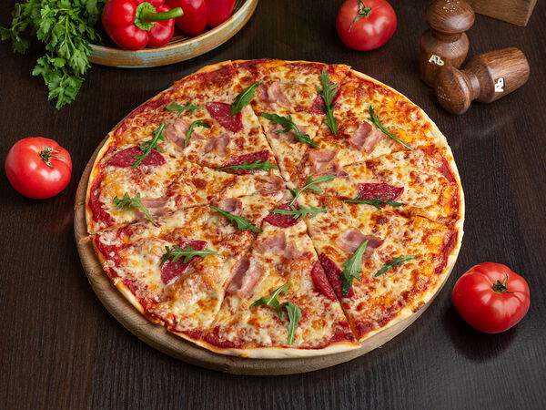 Абсолютъ - Пицца мясная с беконом и копчёной колбасой