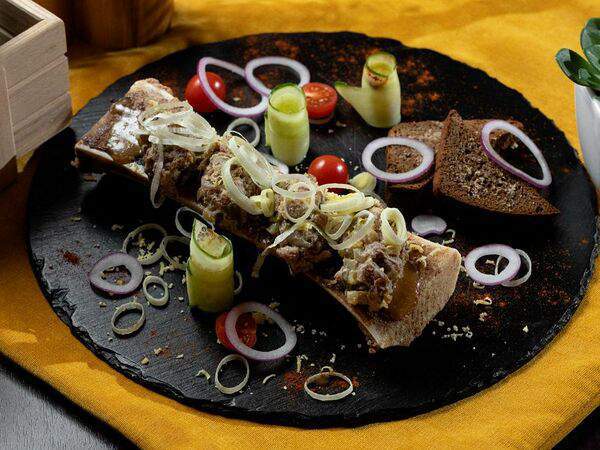 Бекон Restobar - Тартар из телятины на запеченной мозговой косточке