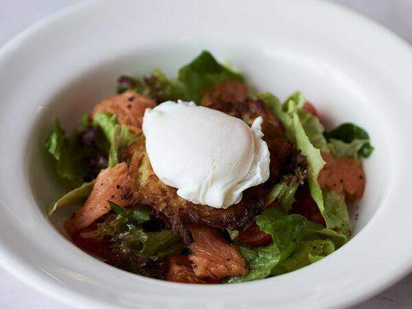 Фитнес-кафе от X-Fit - Салат овощной с семгой и яйцом пашот