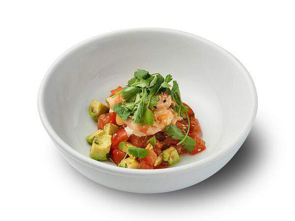 One Гоги - Креветки с авокадо и томатами в сладко-сливочном соусе