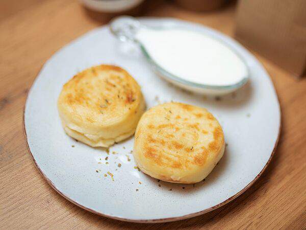 Yummy coffee shop - Сырники со сметаной и прованскими травами