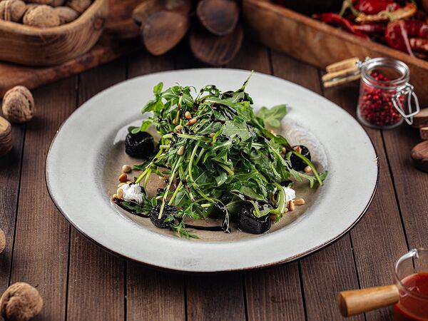 Ларисс Иванну Хачу! - Салат из запеченной свеклы, рукколы и козьего сыра