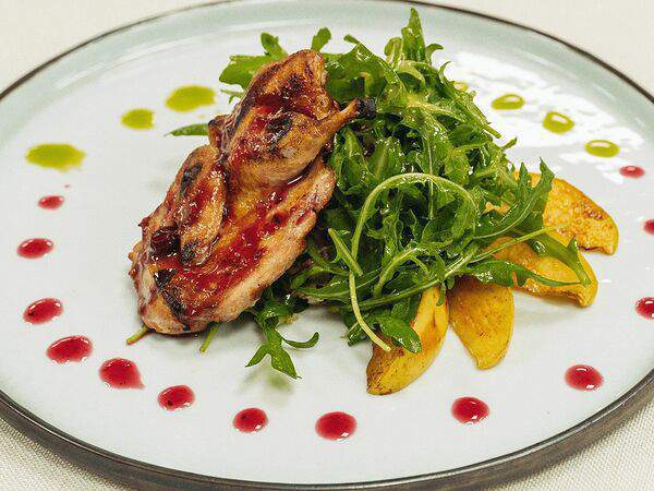 Салтанат сарайы - Салат с киноа и перепелом с клюквенным соусом