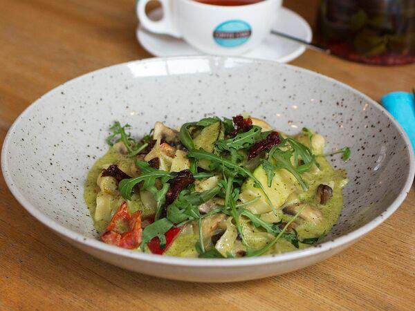 Coffee Cake - Паста со сливочным песто, грибами и томатами