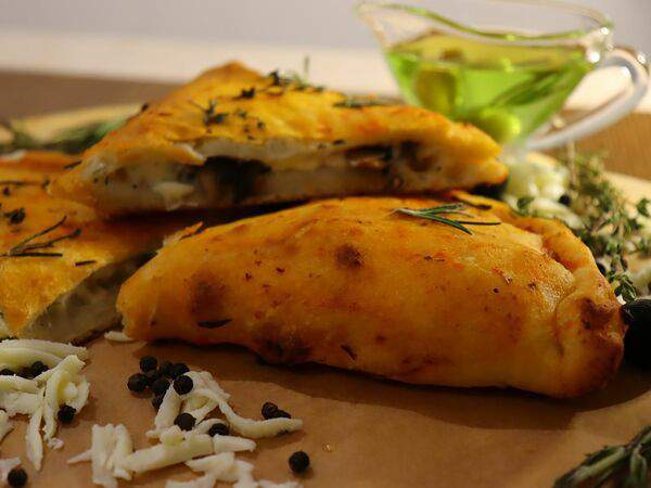 Buon Gusto - Закрытая пицца Кальцоне Грибной хит